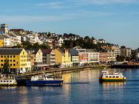Das gelbe Sundbåt Taxi mit der Stadtkulisse Kristiansund